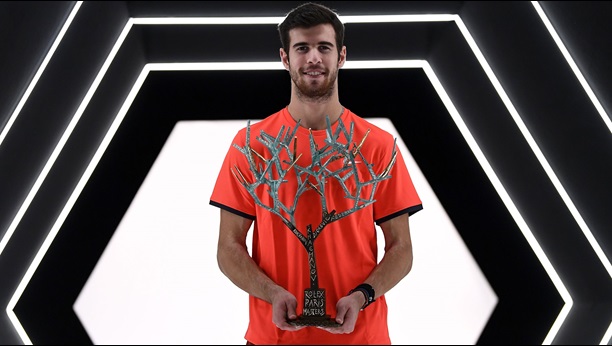 khachanov-paris-2018-trophy